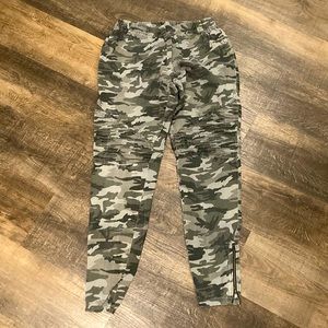 Camouflage stretch pants